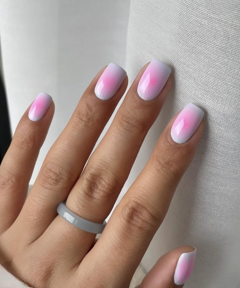 Маникюр с нежно-розовым покрытием и блёстками, серебряное кольцо
